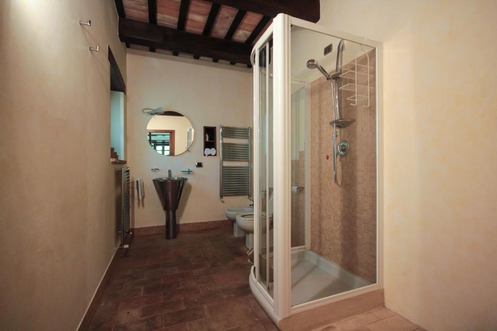 une salle de bain avec douche et toilettes dans l'établissement Villa Santa Maria, à Montegiorgio