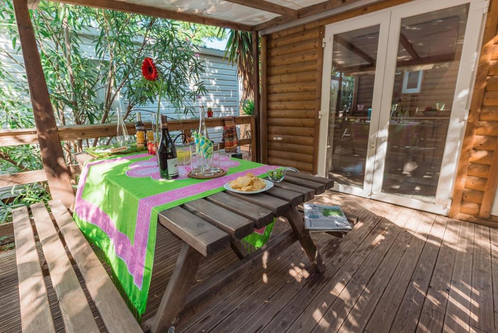 - une table de pique-nique sur le pont d'une maison dans l'établissement Camping Cap Sud, à Alénya
