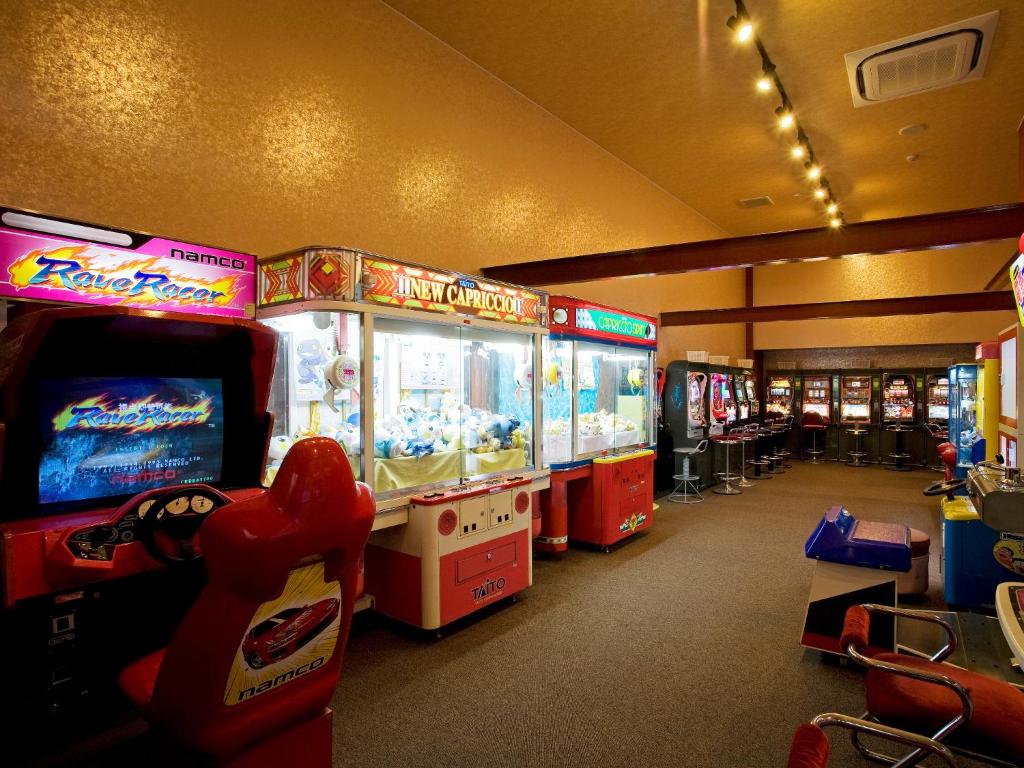 - une salle avec 2 jeux d'arcade et un jeu vidéo dans l'établissement Kaigetsukan, à Sumoto