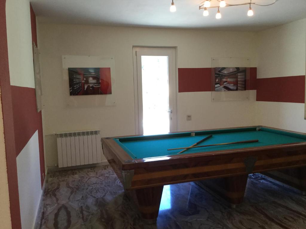 Cette chambre comprend un billard. dans l'établissement Villa Mara, à Riccò del Golfo di Spezia