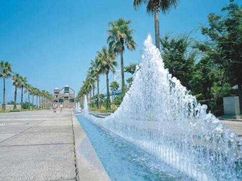 une fontaine à eau au bord d'une rue avec des palmiers dans l'établissement HOTEL MYTH-S -ホテル マイス エス- adult only, à Sakaide