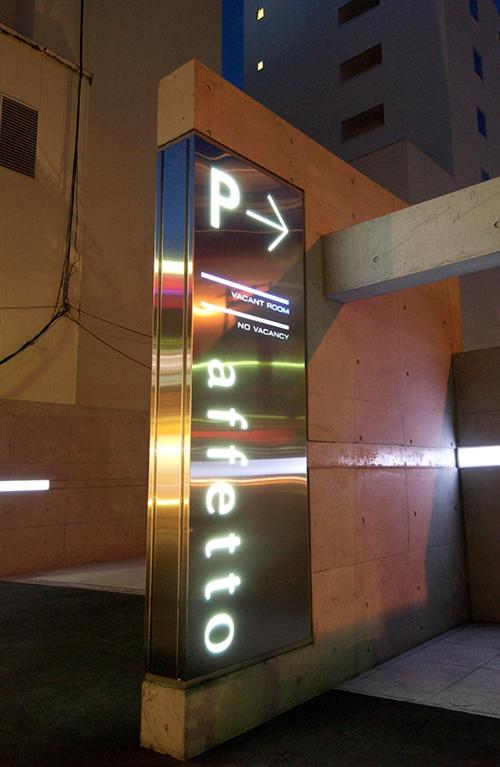 un panneau sur un bâtiment indiquant « pharmacie » dans l'établissement C-HOTEL affetto(Adult Only), à Sapporo