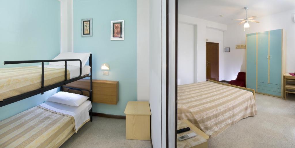 - une chambre avec 2 lits superposés et un miroir dans l'établissement Hotel Solmar, à Cattolica 58 autres photos