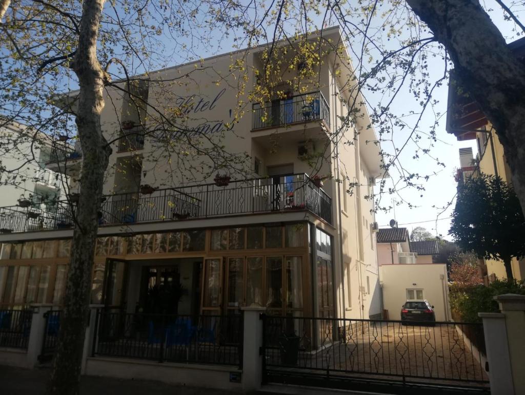 un bâtiment avec un balcon sur le côté dans l'établissement Hotel Damma's, Dipendenza Zamagna, à Cesenatico