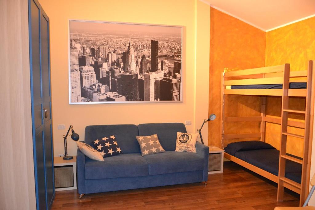 - un salon avec un canapé et des lits superposés dans l'établissement Casa di Romano, à Terni 32 autres photos