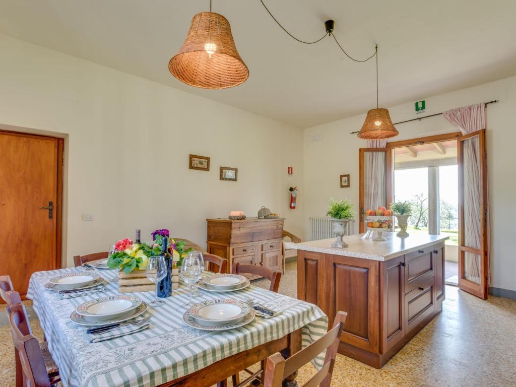 une salle à manger avec une table et une cuisine dans l'établissement Villa Beboli by Interhome, à Lamporecchio