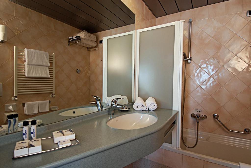 une salle de bain avec un lavabo et une douche dans l'établissement Hotel Sportsman, à Bardolino 32 autres photos