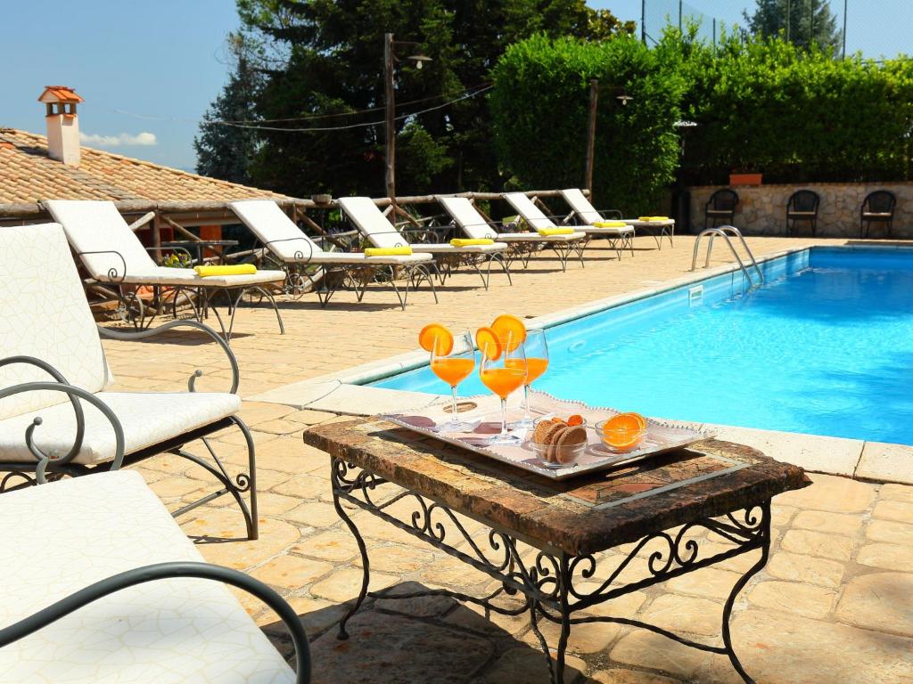 - une table avec des verres à côté de la piscine dans l'établissement Villa Villa Mina by Interhome, à Monte Compatri