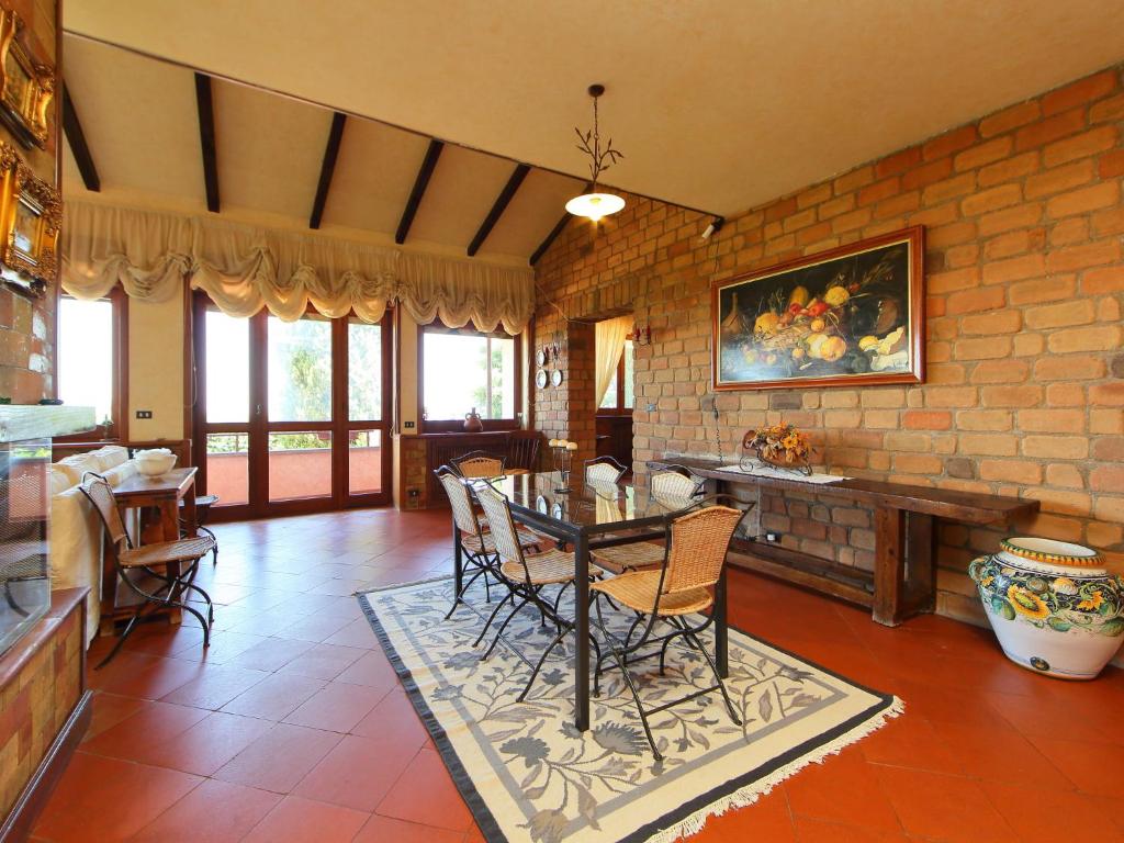 d'une salle à manger avec une table et des chaises. dans l'établissement Villa Villa Mina by Interhome, à Monte Compatri 43 autres photos