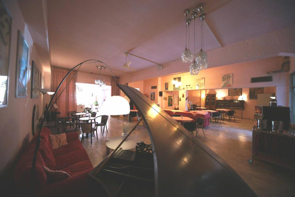 un salon avec un canapé et une table dans l'établissement Hotel Liberty, à Viareggio