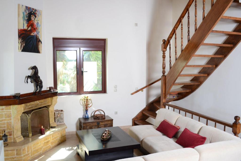 Villa Bella Loukisia Seafront 5BR Villa for 10 Near Athens 8