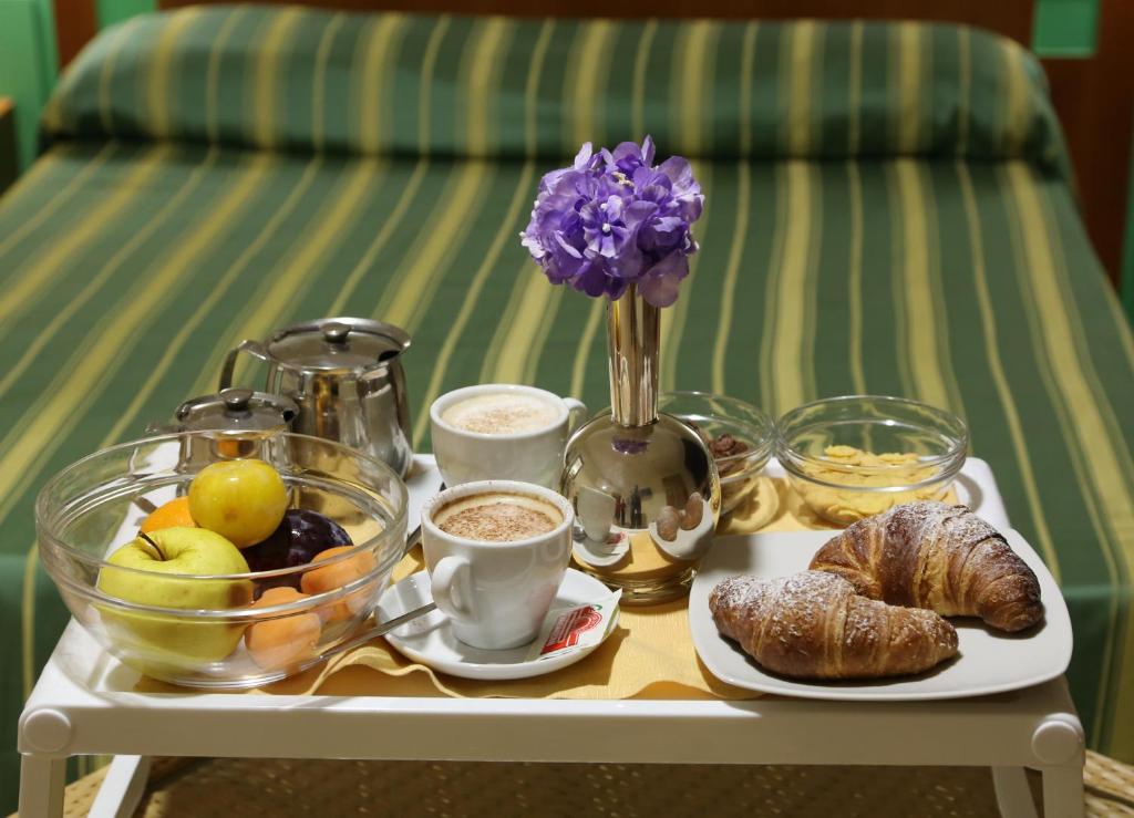 - une table avec un plateau de petit-déjeuner sur un lit dans l'établissement Hotel Resort Il Panfilo, à Lago Patria