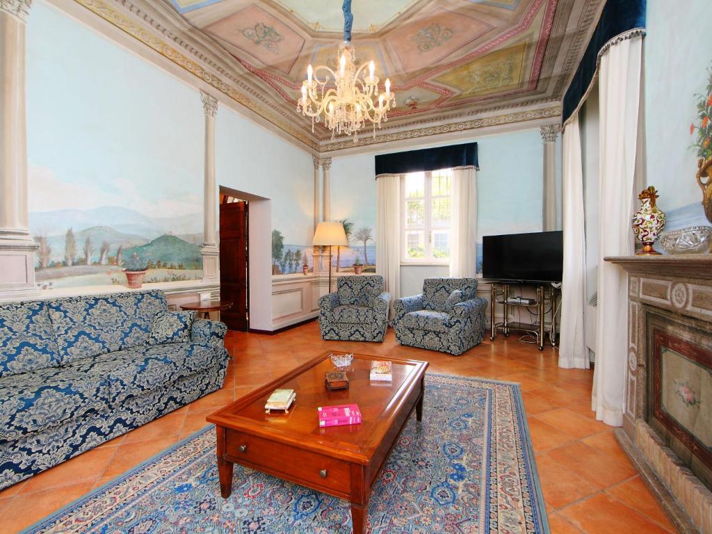 un salon avec un canapé et une table dans l'établissement Villa Paolotti by Interhome, à Bettona