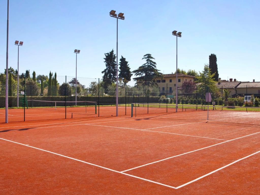 - un court de tennis avec deux filets de tennis dans l'établissement Villa Villa Elena-1 by Interhome, à Le Vedute