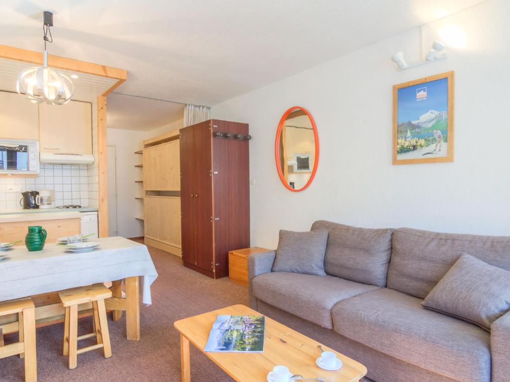 un salon avec un canapé et une table dans l'établissement Studio Le Prariond - Val Claret-9 by Interhome, à Tignes 9 autres photos