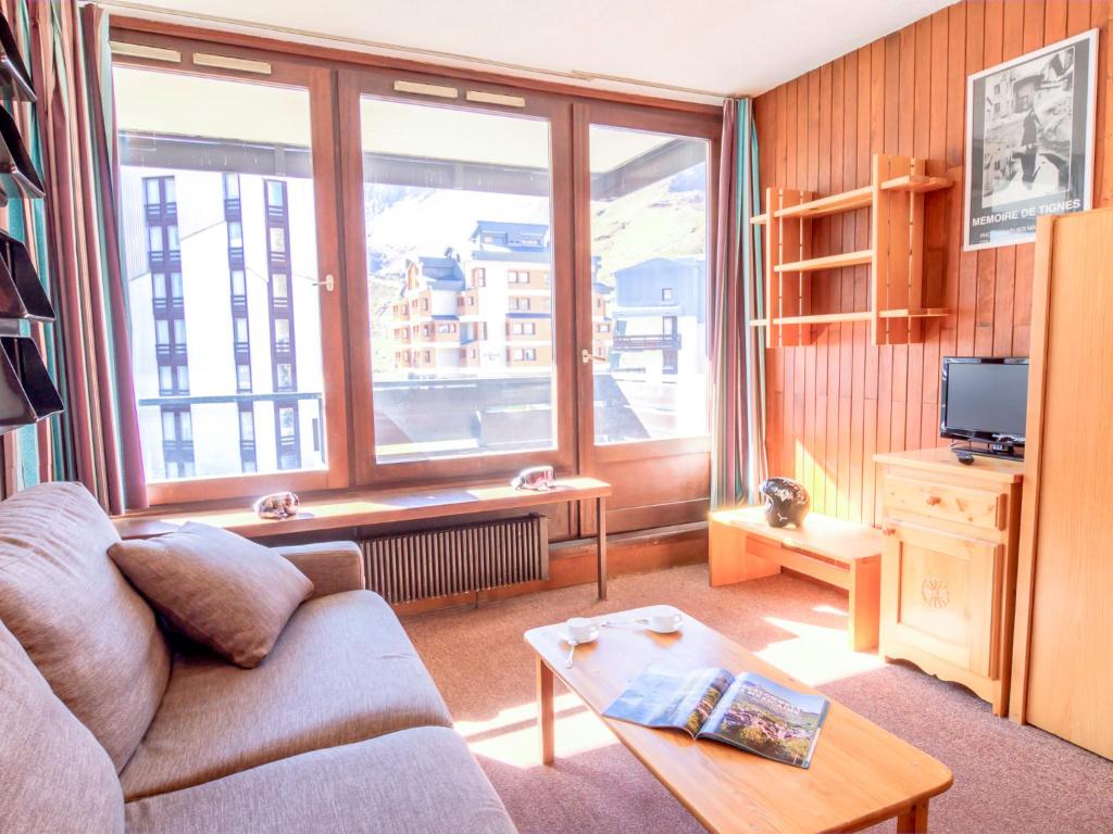 un salon avec un canapé et une grande fenêtre dans l'établissement Studio Le Prariond - Val Claret-9 by Interhome, à Tignes