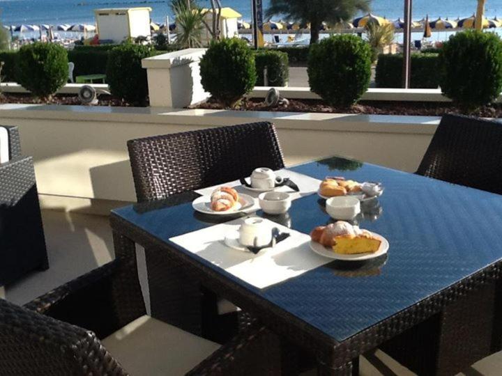 une table bleue avec des assiettes de nourriture dans l'établissement GFH - Hotel Ruhig, à Marotta