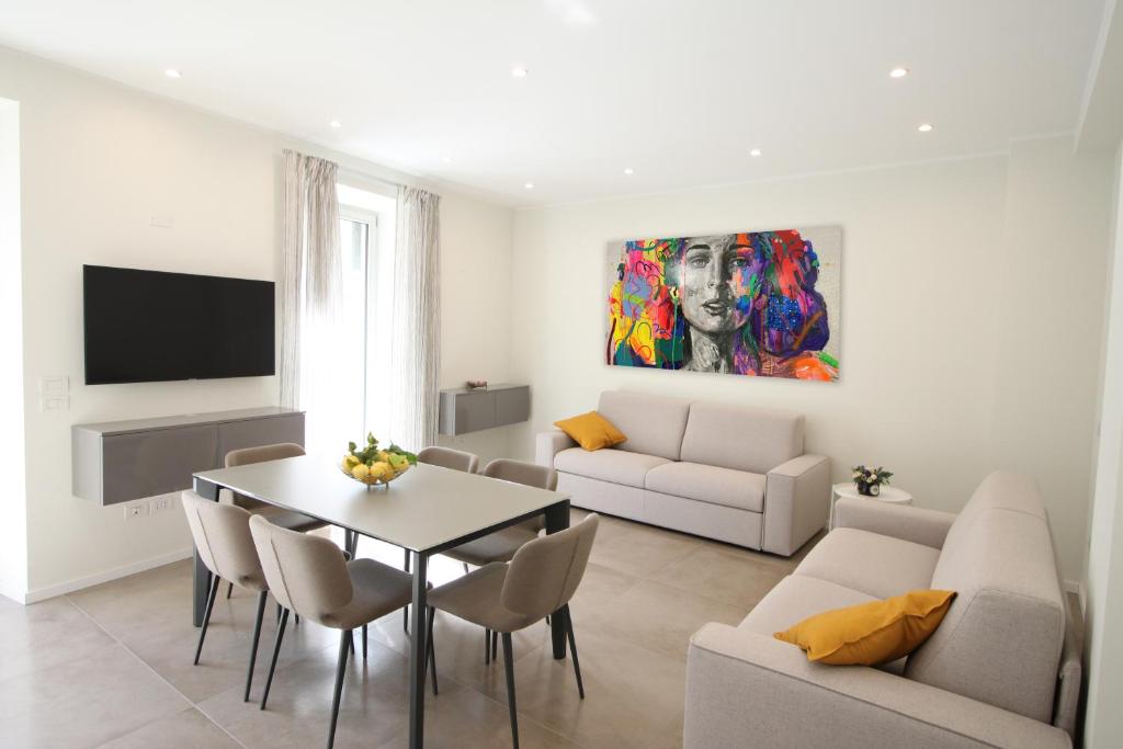 un salon avec un canapé et une table dans l'établissement Casa Vacanze Residence Ideale Suites and Apartments, à Alassio