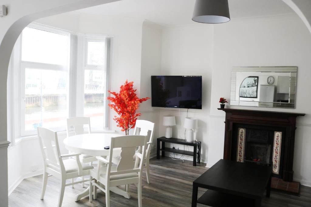 3 Fitzhamon Embankment APARTMENTS opposite Principality Stadium - LONG STAY OFFER 5
