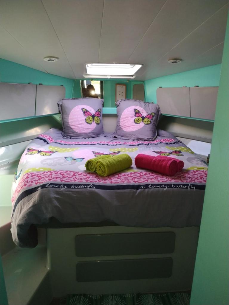 un lit dans une chambre avec deux oreillers dessus dans l'établissement Ferretti 36 ' Bateau à Quai Vieux-Port Cannes Festival La Croisette, à Cannes