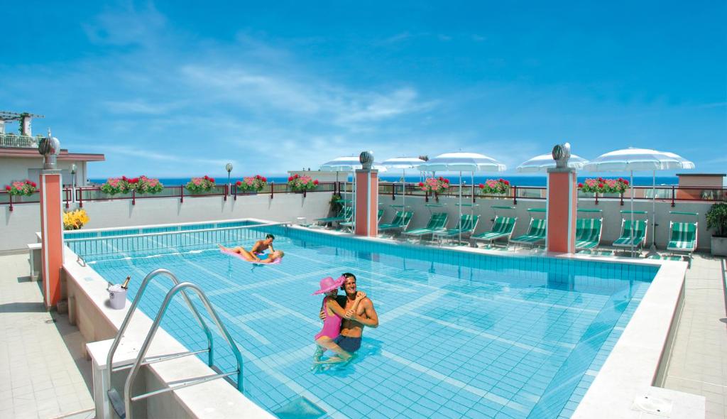 deux personnes debout dans une piscine sur un bateau de croisière dans l'établissement Hotel Nelson, à Lido di Jesolo