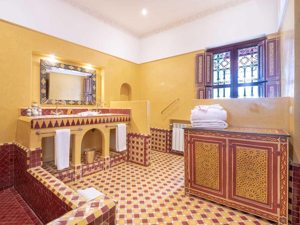 une salle de bain avec un lavabo et un miroir dans l'établissement Riad Passali, à Marrakech