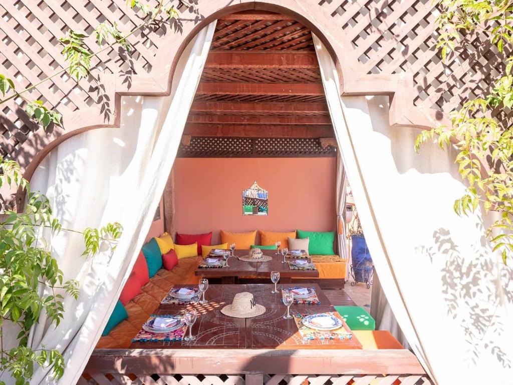 un escalier ouvert avec une table et des chaises dans un bâtiment dans l'établissement Riad Passali, à Marrakech