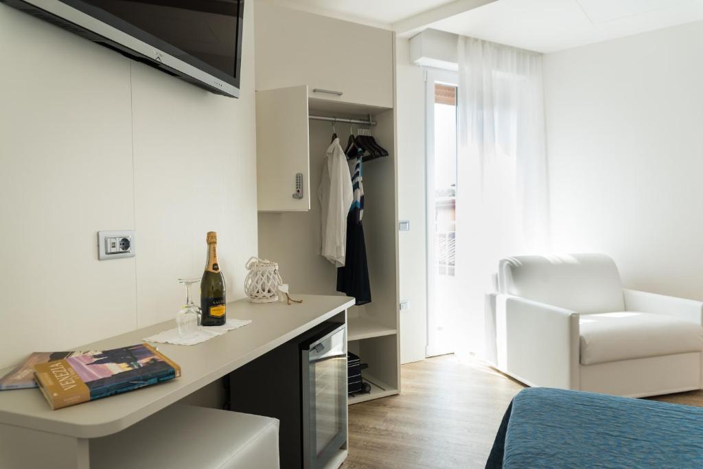 une cuisine avec un comptoir blanc et une chaise blanche dans l'établissement Hotel Residence Mara, à Lido di Jesolo