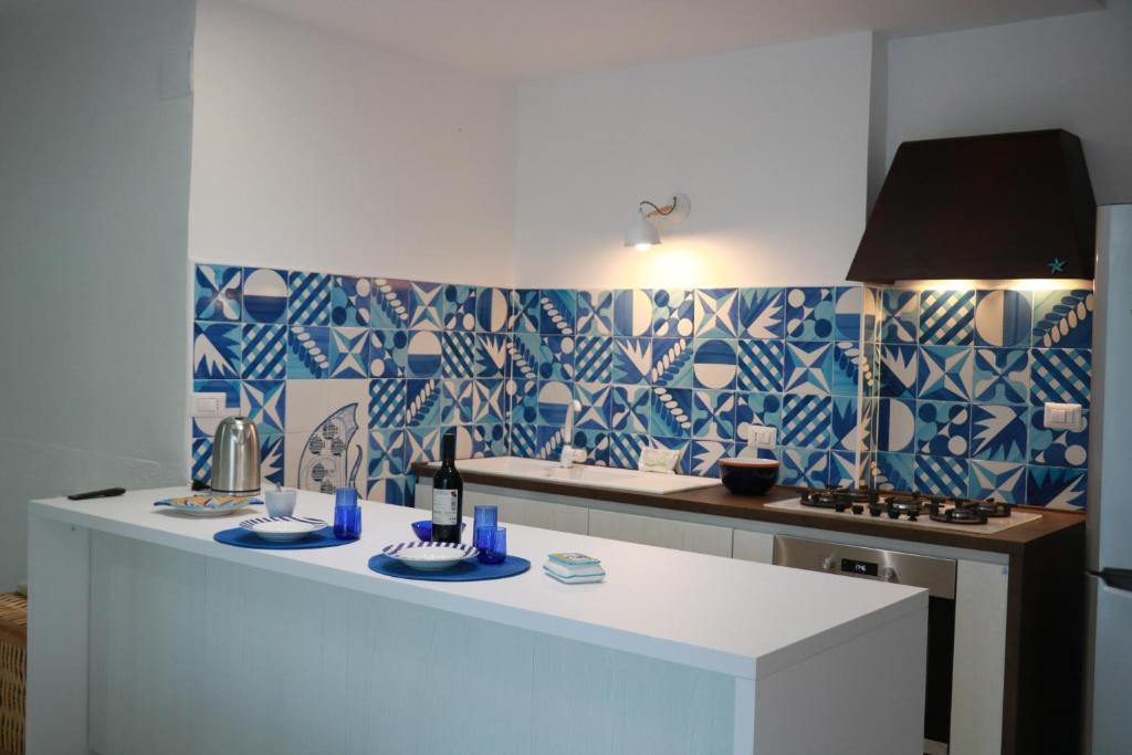 une cuisine avec un comptoir en carreaux bleus et blancs dans l'établissement Edri beach house - Villa con piscina, à Pontecagnano