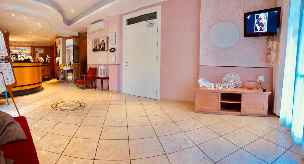 Cette chambre est dotée de murs roses et de carrelage. dans l'établissement Hotel Villa Lieta, à Rimini