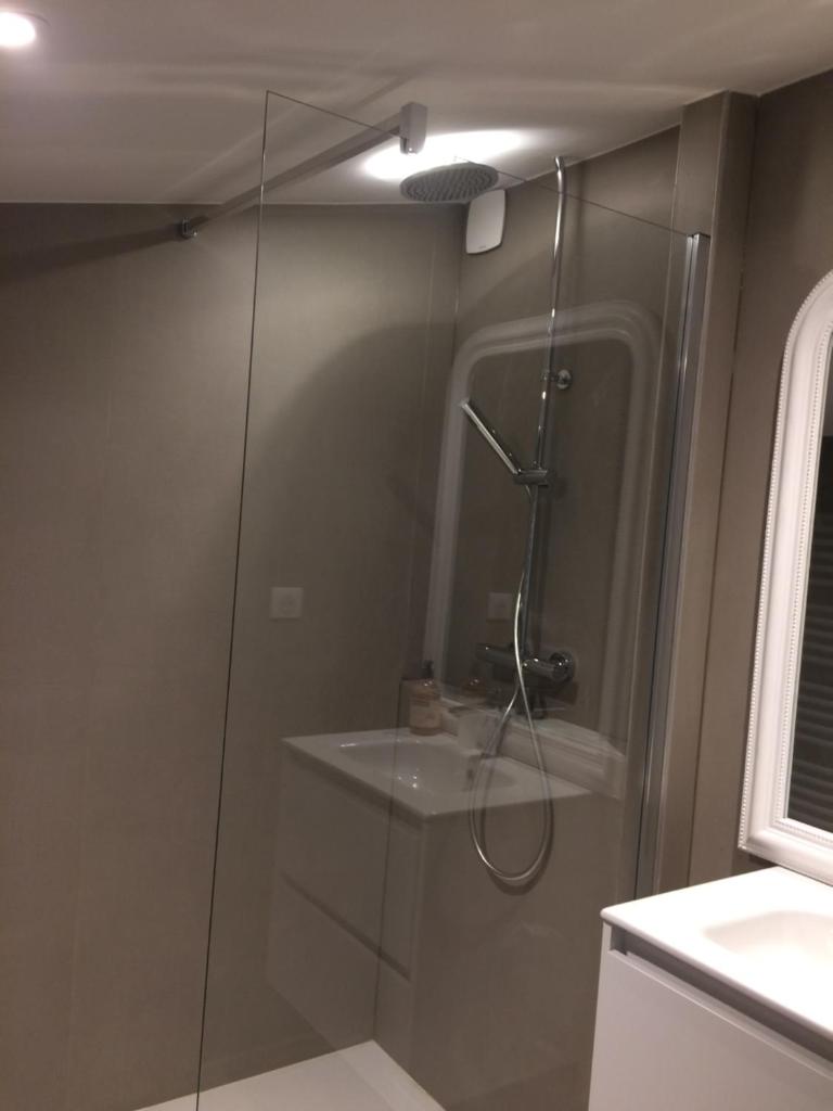 La salle de bains est pourvue d'une cabine de douche en verre. dans l'établissement LE PETIT MONTY Gite Cote Etang, à Saint-Malo-du-Bois 23 autres photos