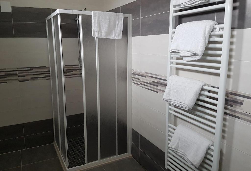 une salle de bain avec douche et serviettes blanches dans l'établissement Hotel Damma's, Dipendenza Zamagna, à Cesenatico 29 autres photos