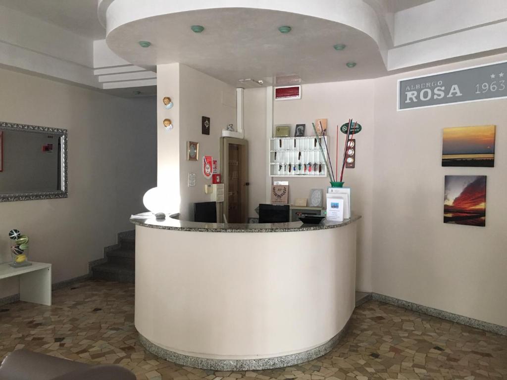 un salon avec un comptoir blanc dans une pièce dans l'établissement Albergo Rosa, à Cavallino-Treporti