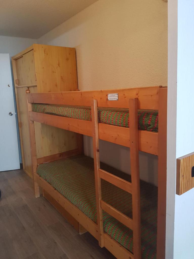 - un lit superposé avec une échelle dans une chambre dans l'établissement Front de Neige Isola 2000, à Isola 2000 37 autres photos
