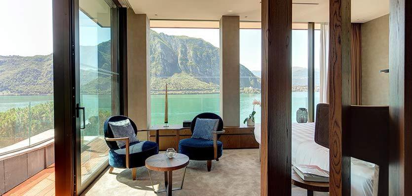 une chambre d'hôtel avec vue sur l'eau dans l'établissement Grand Hotel Campione, à Campione dʼItalia