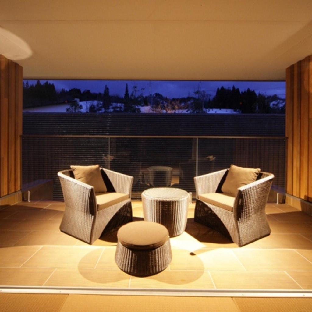 une chambre avec deux chaises, une table et une fenêtre dans l'établissement Four Seasons Yuzawa Quattro, à Yuzawa