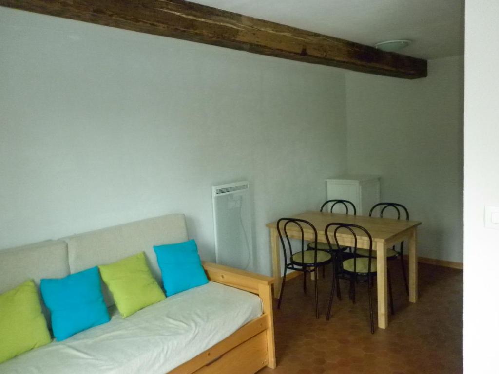 un salon avec un canapé et une table dans l'établissement Camping La Verte Prairie, à Forest-Montiers
