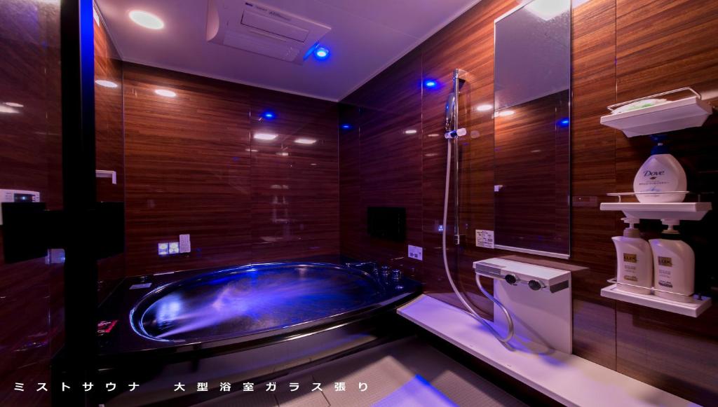 La salle de bains est pourvue d'une baignoire bleue. dans l'établissement aloalo, à Fujikawaguchiko 14 autres photos