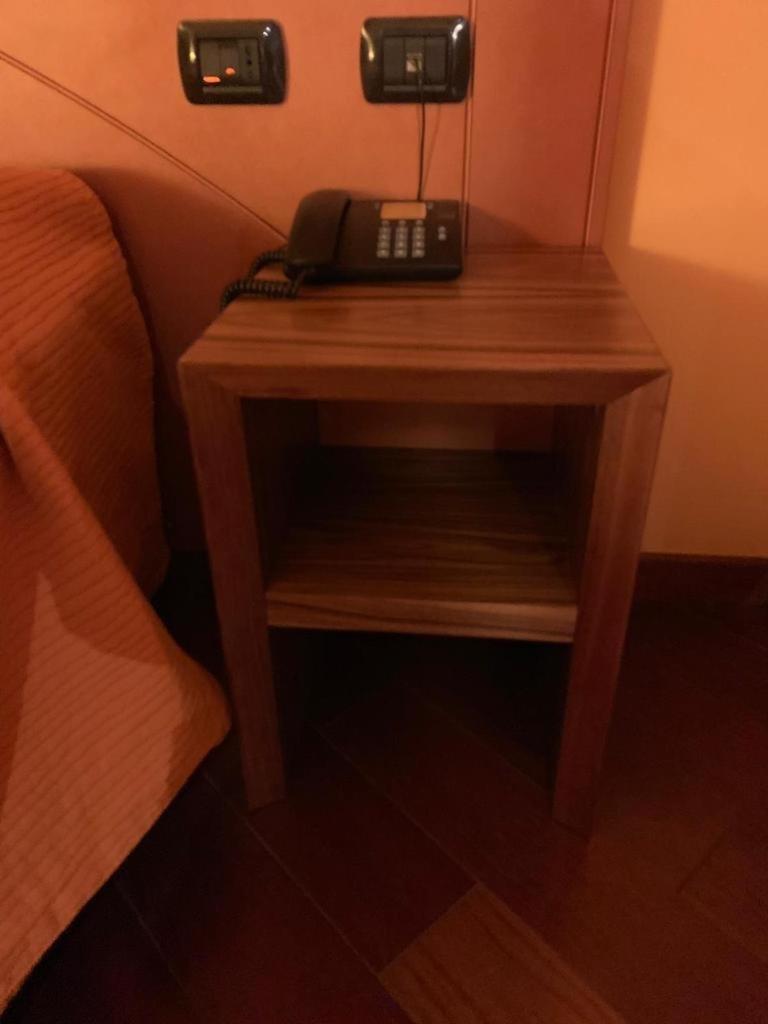 - un téléphone assis sur une table à côté d'un lit dans l'établissement Laghi Room Only, à Sibari 26 autres photos