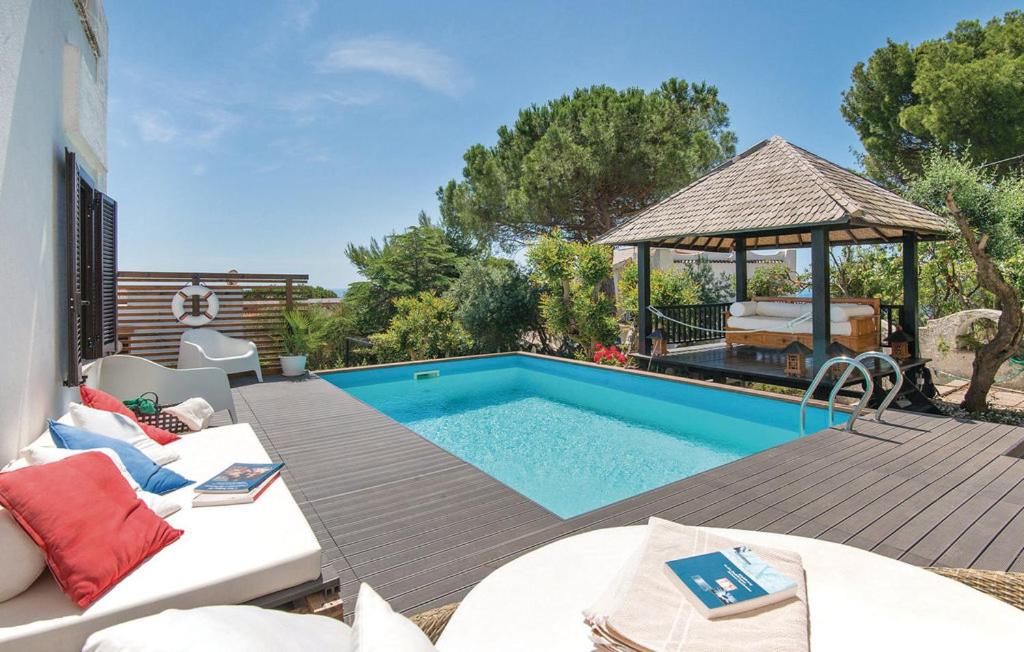 - une piscine avec un kiosque à côté d'une maison dans l'établissement GAETA - Villa Fontania, à Gaète