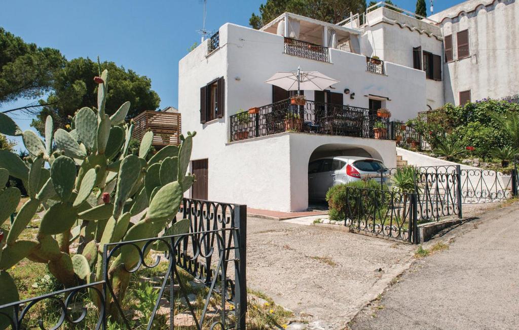 une maison blanche avec une voiture garée devant elle dans l'établissement GAETA - Villa Fontania, à Gaète