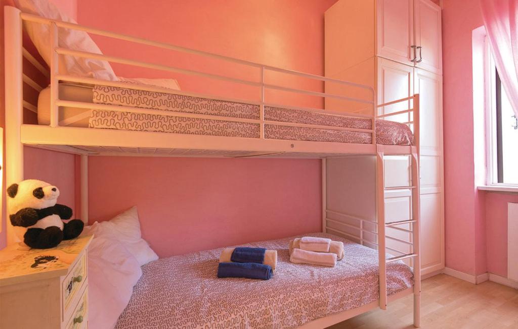 - une chambre avec 2 lits superposés et un ours en peluche dans l'établissement GAETA - Villa Fontania, à Gaète 34 autres photos