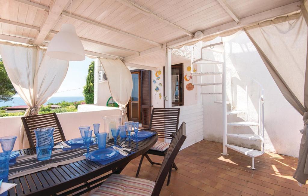 - une table avec des plats bleus sur la terrasse dans l'établissement GAETA - Villa Fontania, à Gaète