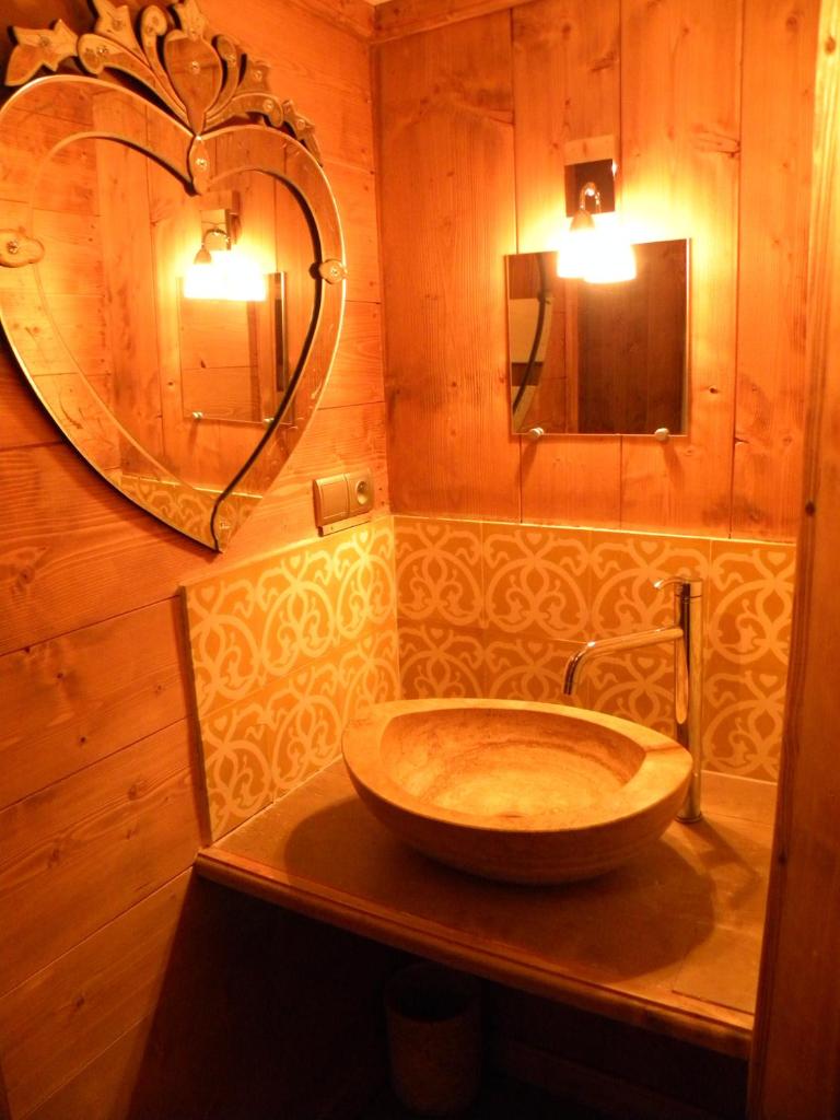une salle de bain avec un grand lavabo et un miroir dans l'établissement CHALET GRINCH 90m2, 3 Sdb, skis aux pieds, wifi, à Tignes 16 autres photos