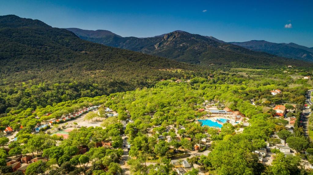 une vue aérienne d'une station de montagne dans l'établissement Camping Le Bois Fleuri, à Argelès-sur-Mer