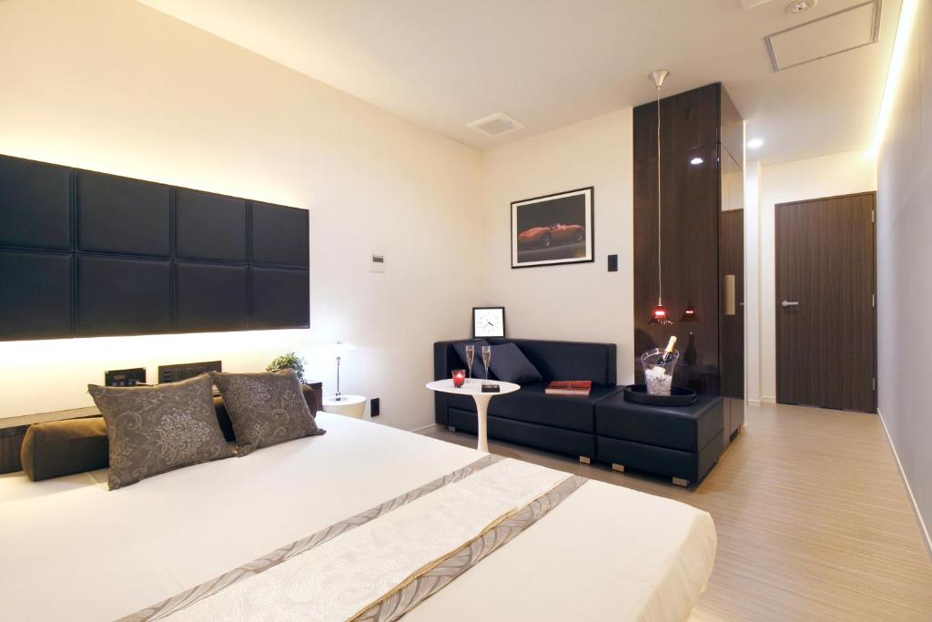 une chambre avec un grand lit et un canapé dans l'établissement Hotel DUO kinsicho, à Tokyo 34 autres photos