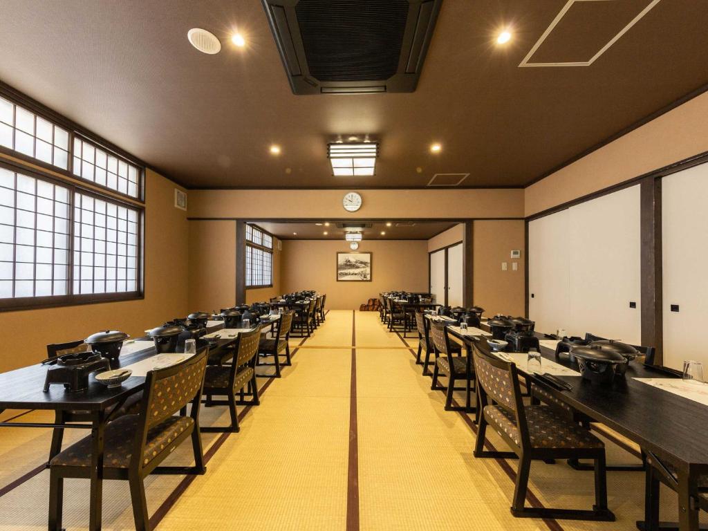 une grande salle à manger avec tables et chaises dans l'établissement Katsuragi Onsen Happuu No Yu, à Katsuragi 44 autres photos