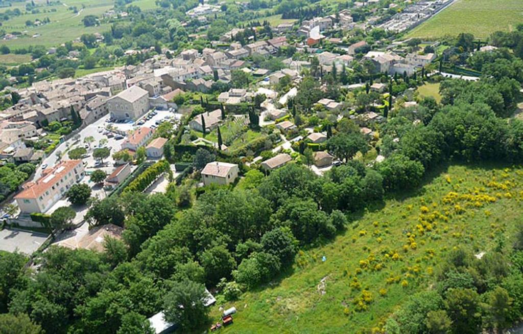 une vue aérienne sur une ville avec un champ de fleurs dans l'établissement Gîte de charme, à Mirabel-aux-Baronnies 1 autre photo