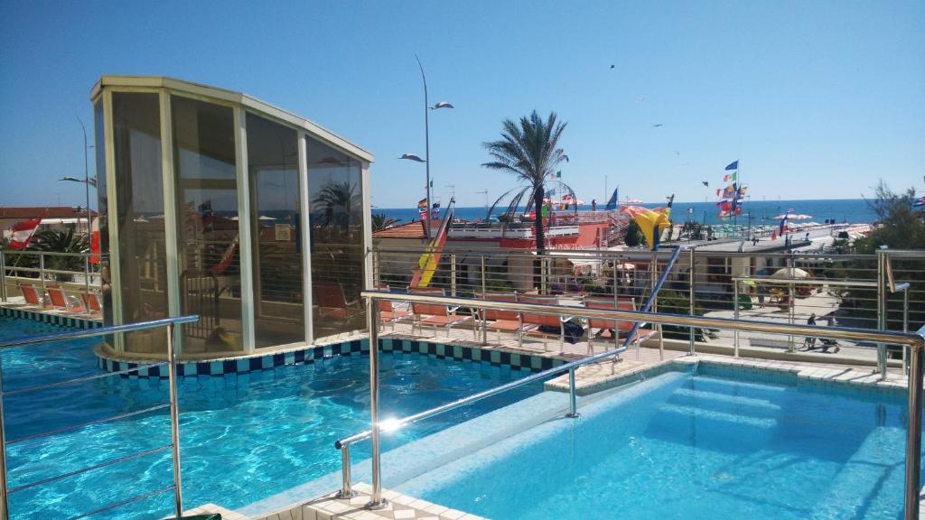 une grande piscine à côté d'un immeuble dans l'établissement Hotel Residence Villa Jolanda, à Lido di Camaiore