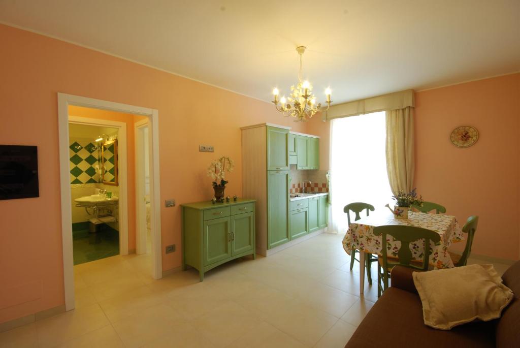 une cuisine avec une table et une salle à manger dans l'établissement Incantea Resort, à Tortoreto Lido